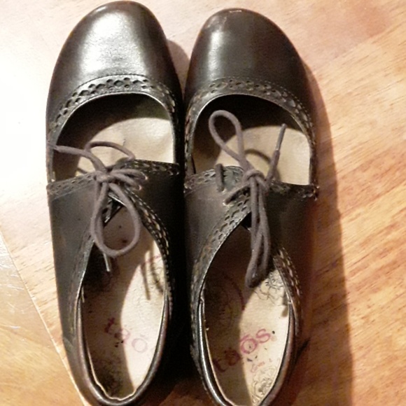 Taos brown wing tip granny style shoes. - Picture 5 of 6